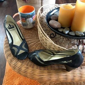 Black crown vintage low heeled shoes